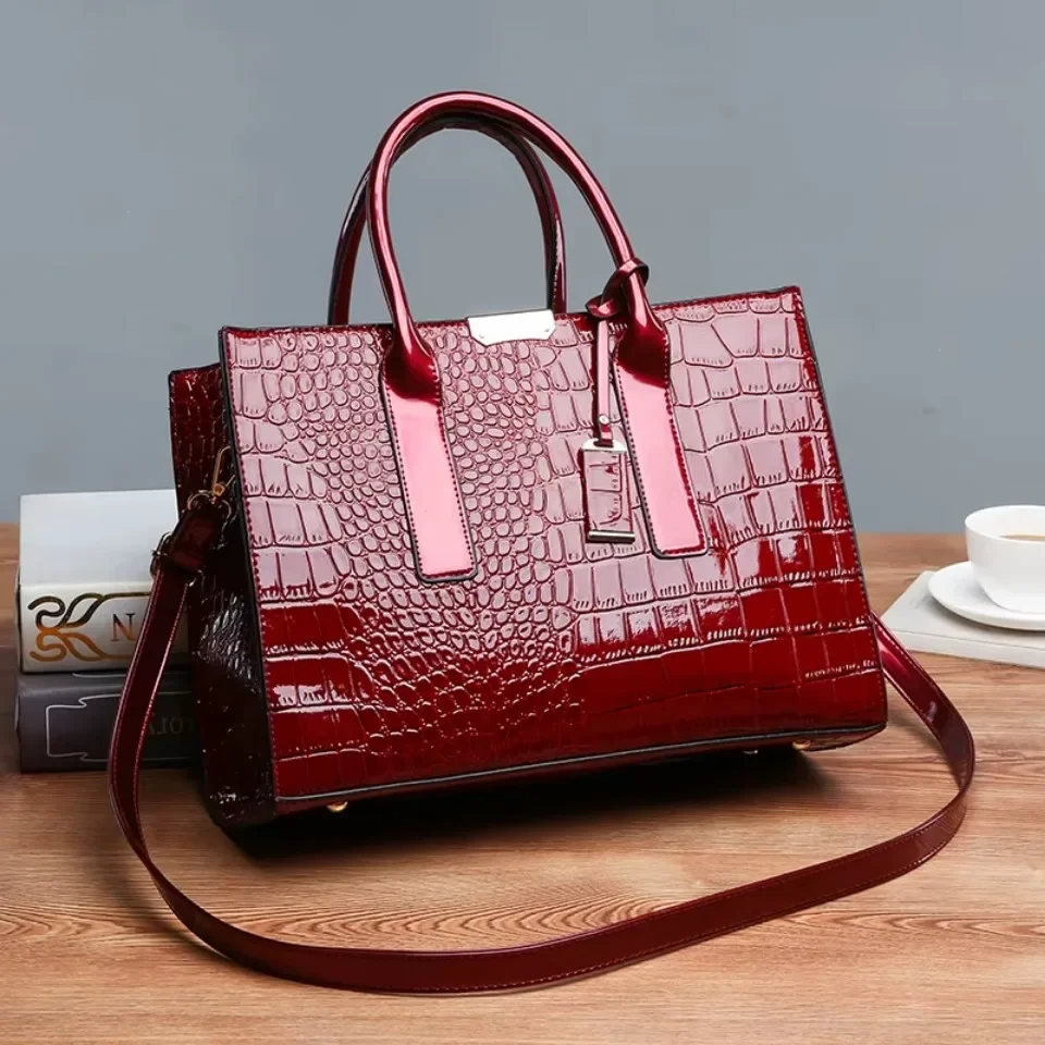 Large Capacity Crocodile Pattern Women Shoulder Bag - Image 4